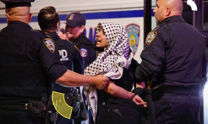 اعتقال فتاة خلال مظاهرة مؤيدة لفلسطين