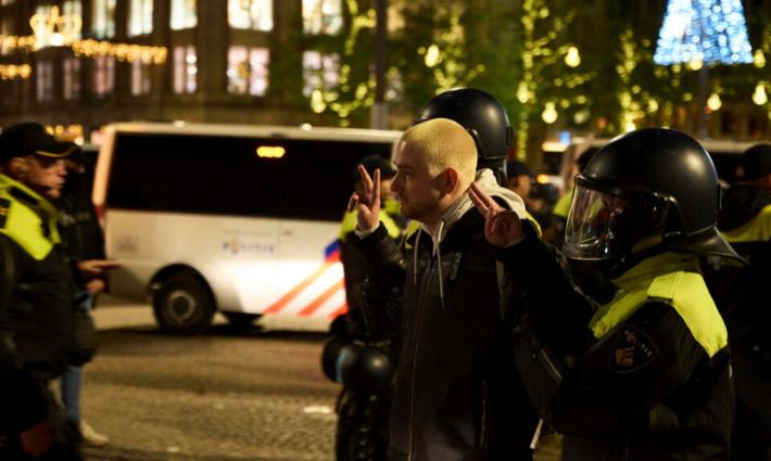 شركة هولندا أثناء اعتقالها لناشط داعم لفلسطين