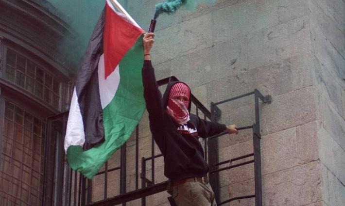 داعم لفلسطين يرفع العلم الفلسطيني