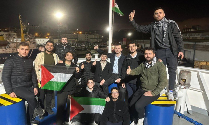 أنصار فلسطين يرفعون العلم الفلسطيني في ميناء حيدر باشا