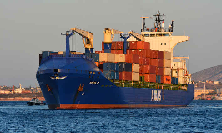 سفينة تنقل أسلحة للاحتلال