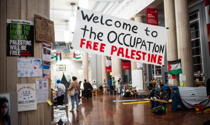 طلاب يحتلون مبنى جامعي تضامنًا مع فلسطين