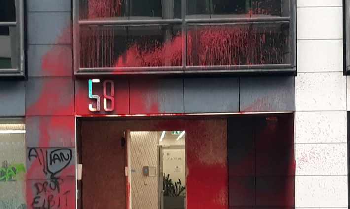 مكاتب مستهدفة بالطلاء الأحمر