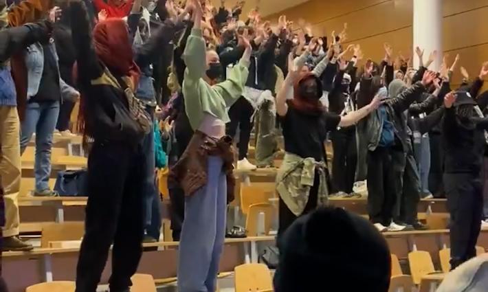 طلاب داعمون لفلسطين في جامعة فرنسية