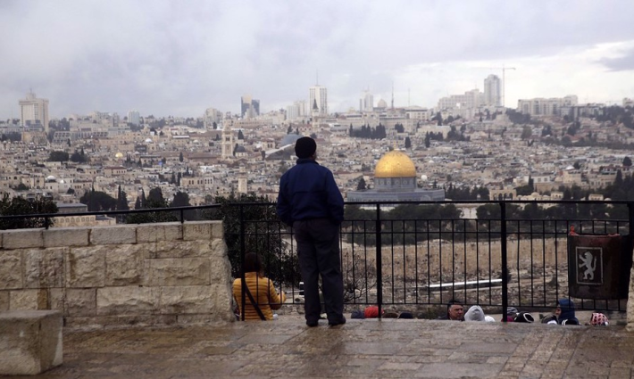 رجل ينظر إلى القدس