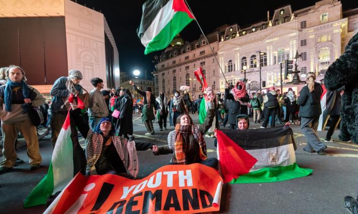 نشطاء حركة "يوث ديماند" يغلقون مواقع تجارية مهمة في لندن للتأكيد على المقاطعة