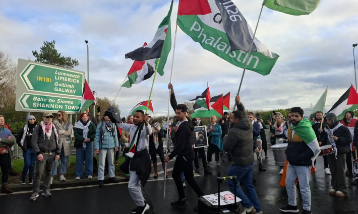 مظاهرة داعمة لفلسطين أمام مطار شانون