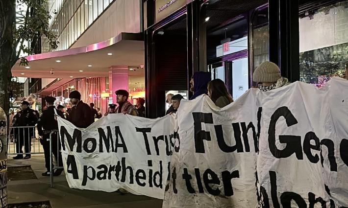 احتجاج يطالب متحفًا بقطع علاقاته مع الرئيس الداعم للاحتلال