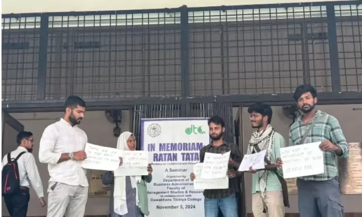 طلاب هنود يحتجون على تأبين "راتان تاتا" لدعمه الإبادة