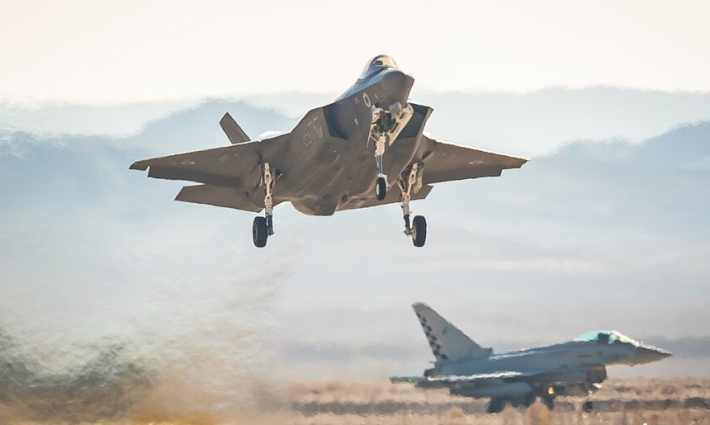 طائرة عسكرية