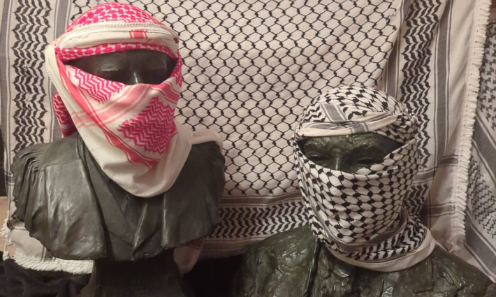 حركة فلسطين تضع الكوفية على تمثال رئيس الاحتلال