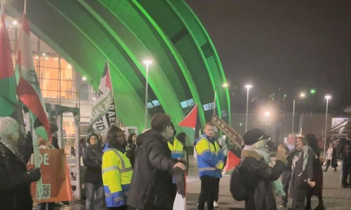 احتجاجات خارج حفل “نيك كيف” في غلاسكو بسبب دعمه للاحتلال