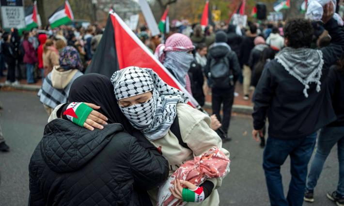 متظاهرة داعمة لفلسطين ترتدي الكوفية