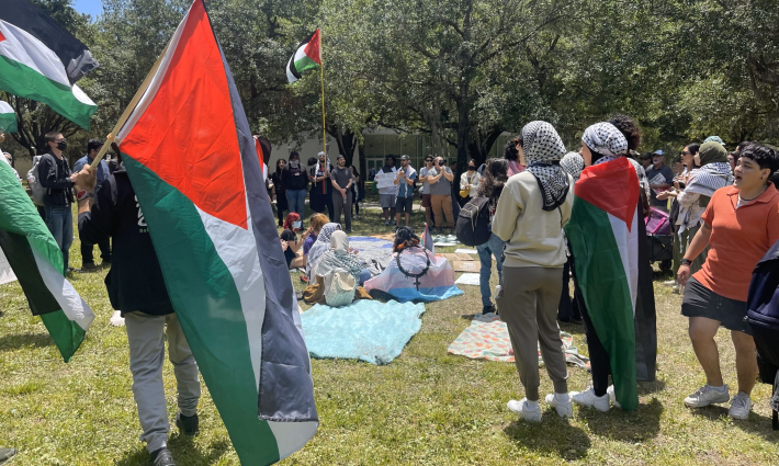 مخيم طلابي تضامني