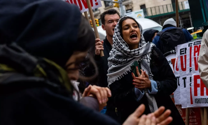 متظاهرة داعمة لفلسطين