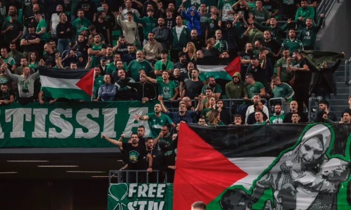فريق يوناني يرفع لافتة داعمة لفلسطين