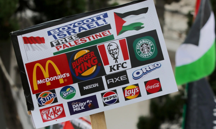 لافتة لمقاطعة المطاعم الداعمة للإبادة