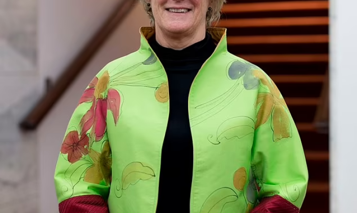 دام سالي ديفيز-  رئيسة كلية ترينتي