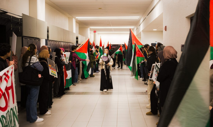 احتجاجات رافضة لحضور المتحدث باسم حكومة الاحتلال