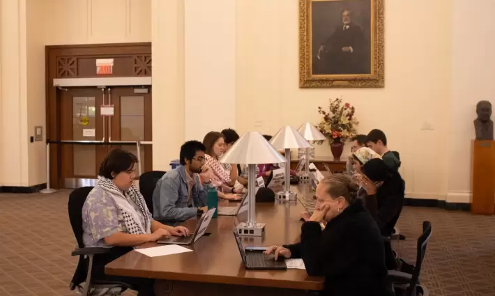 دراسة صامتة تضامنية في مكتبة جامعة هارفارد