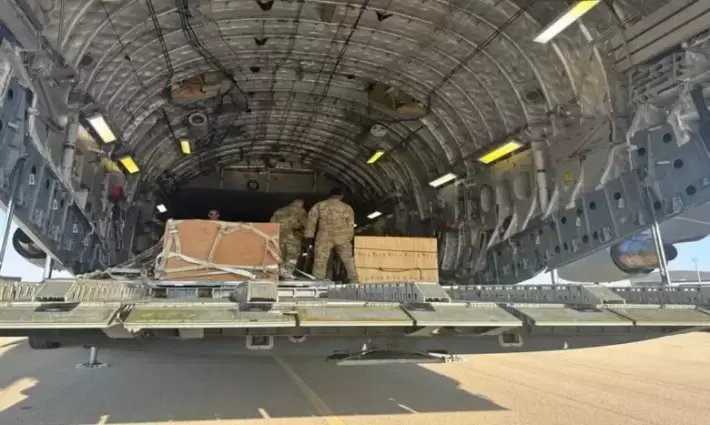 طائرة محملة بالأسلحة