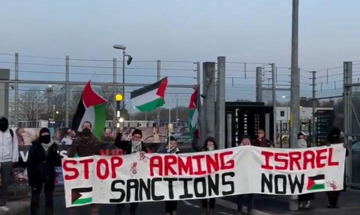 نشطاء يغلقون مداخل شركة "BAE Systems" في سامليسبري