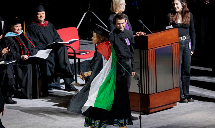 خريجة ترتدي علم فلسطين لتعبر عن تضامنها