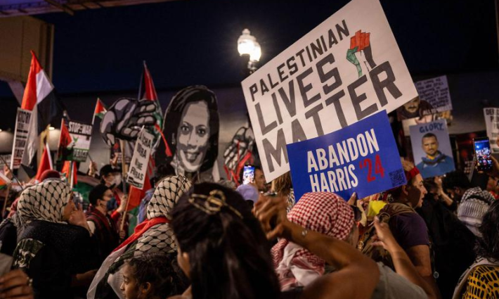 احتجاجات تنديدية باستضافة كامالا هاريس في برنامج تلفزيوني