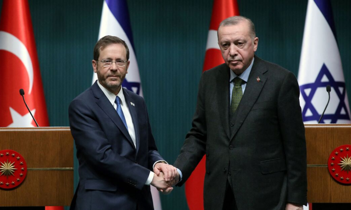 الرئيس التركي أردوغان مع شخصية اسرائيلية تدعى إسحاق هرتسوغ