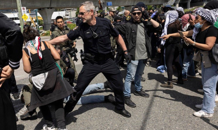 قمع الشرطة للمتظاهرين