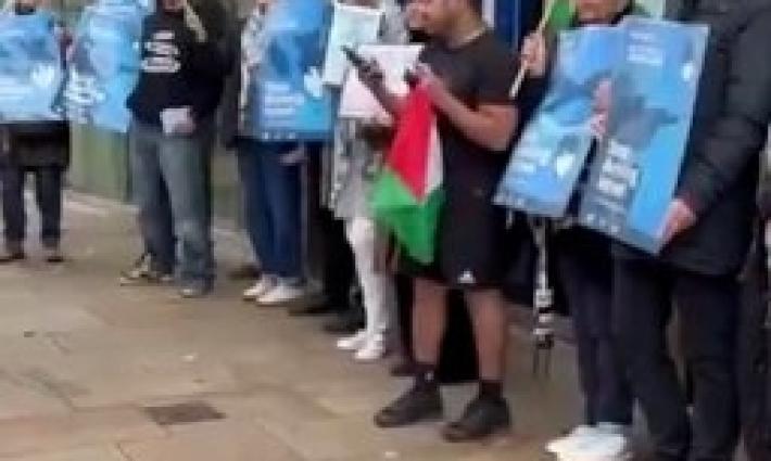 احتجاج أمام بنك باركليز في بريطانيا