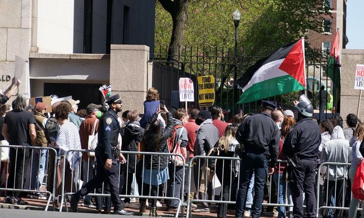 حصار الشرطة للمتظاهرين الداعمين لفلسطين