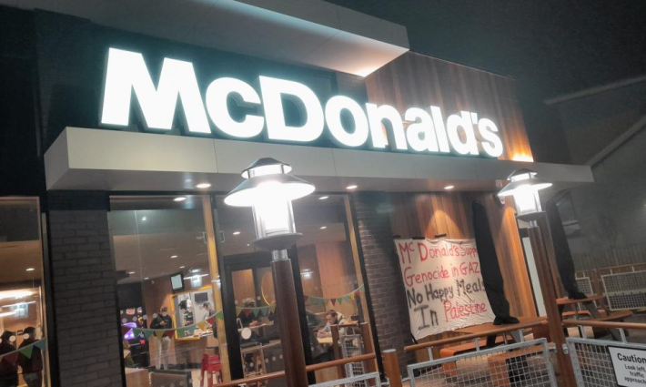 لافتة تضامنية على أبواب ماكدونالدز