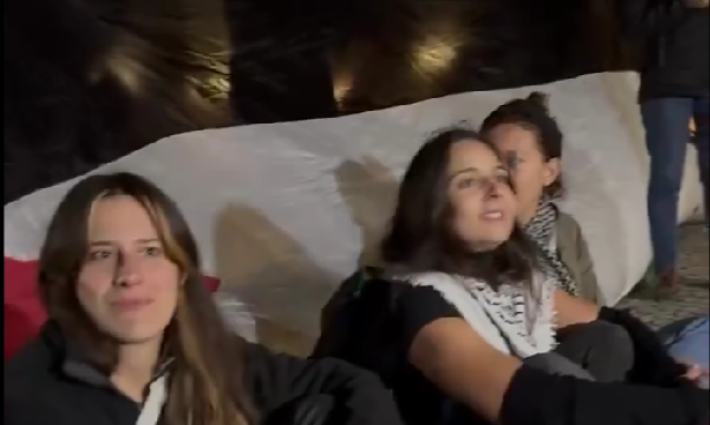 احتجاجات برتغالية تنديدًا برسو سفينة “نايستيد ميرسك”