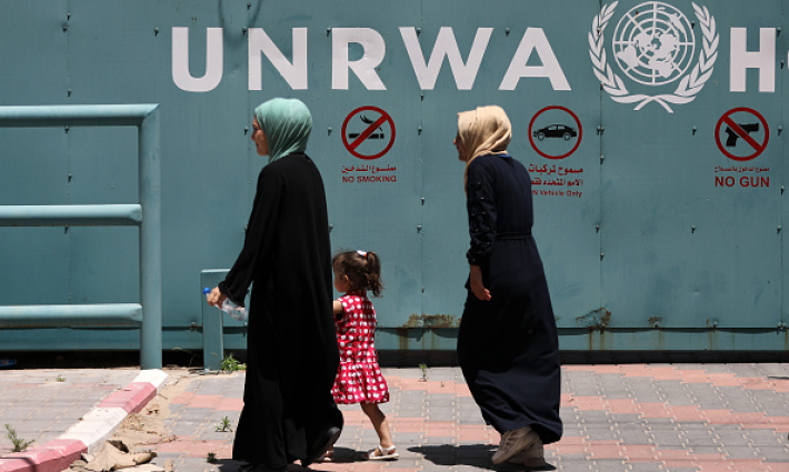 سيدات أمام مركز للأونروا