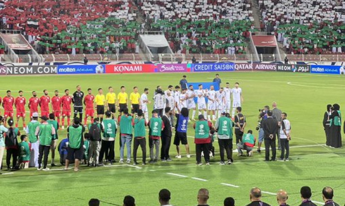 جمهور عمان يشكل علم فلسطين في الملعب