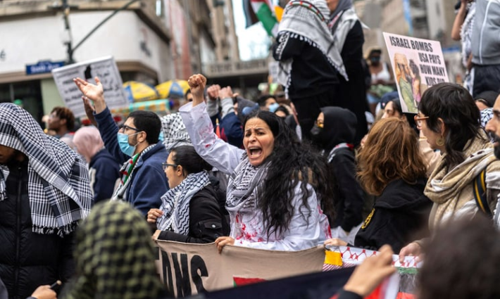 طلاب متضامنون في مظاهرة داعمة لفلسطين