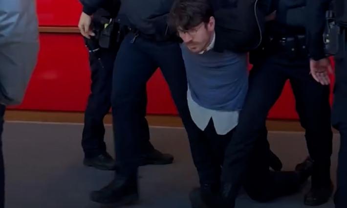 اعتقالات للناشطين خلال اقتحام مقر نيويورك تايمز