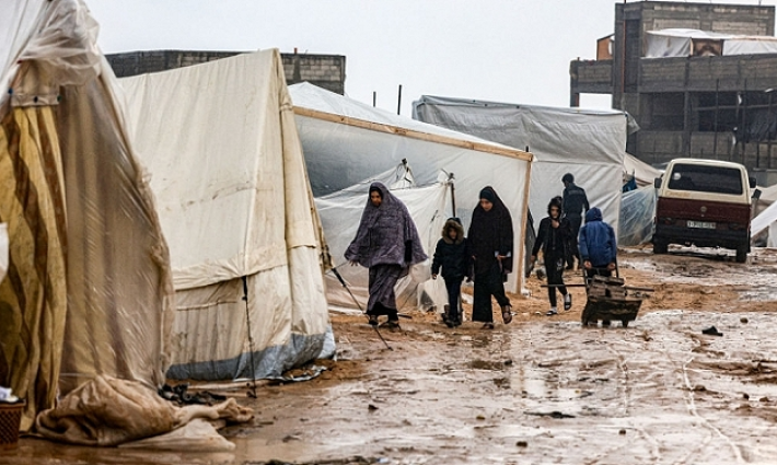 معاناة النازحين في غزة جراء الأمطار وغرق خيامهم