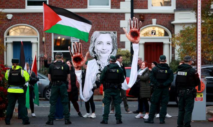 احتجاجات طلابية منددة بزيارة كلينتون لجامعة كوينز