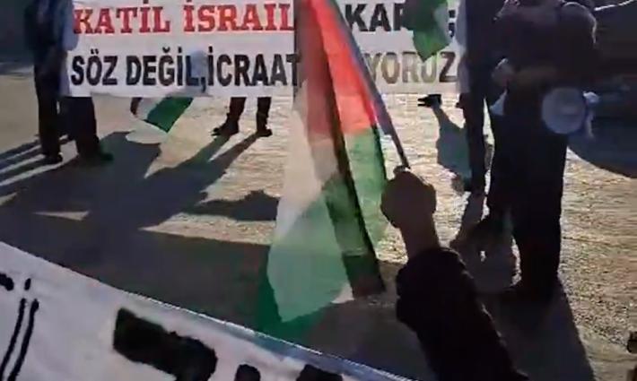 احتجاجات في ميناء جيميلك ببورصة رفضًا لوجود حاويات صهيونية