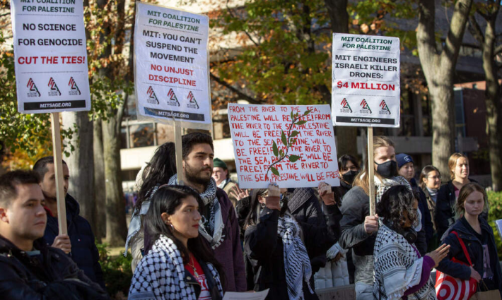 احتجاج طلابي داعم لفلسطين في معهد ماساتشوستس في معهد