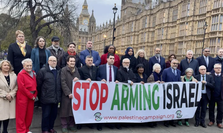 نواب بريطانيون يحملون لافتة تدعو لوقف تسليح الاحتلال