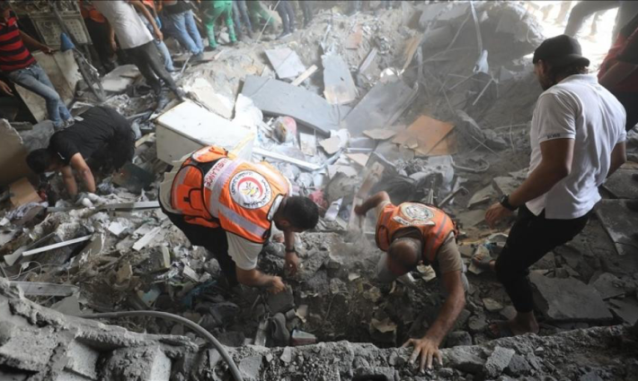 الدفاع المدني يقيم عمليات إنقاذ في غزة