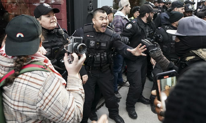 مواجهة بين متظاهرين وعناصر من الشرطة