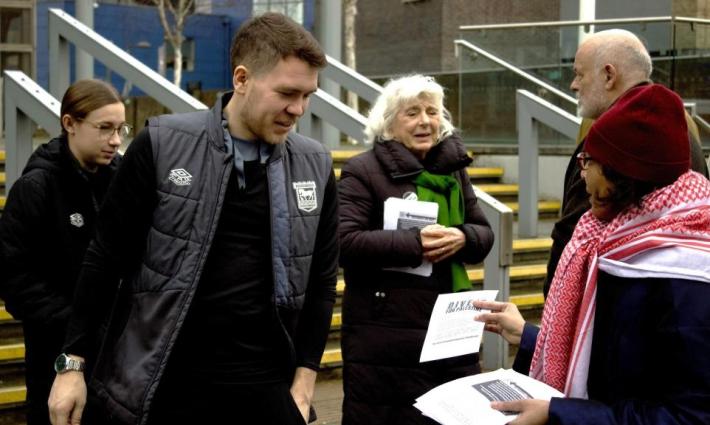 نشطاء خارج مكتب مقاطعة سوفولك