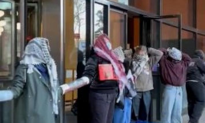 طلاب نيويورك يعتصمون تضامنًا مع فلسطين