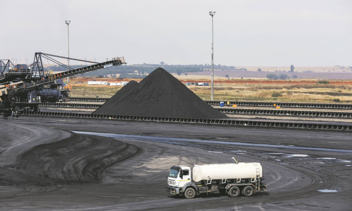 دعوات في جنوب أفريقيا لوقف صادرات الفحم للاحتلال