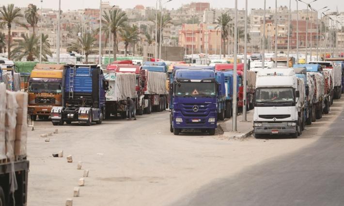 شاحنات محملة بالمساعدات لأهل غزة