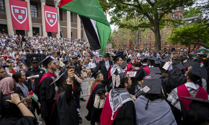 طلاب متضامنون مع فلسطين
